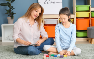Psicopedagoga treballant dificultats d’aprenentatge
